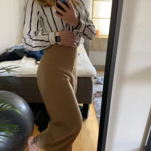 Proper byxor - Ett par beacha fladdriga byxor ifrån Gina :). Har endast använt den ett fåtal gånger då jag det inte är min stil:/. Är sköna att ha på och inte alls kvävande i midjan.