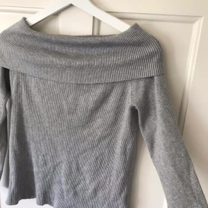 Grå ribbad off shoulder tröja  - Grå ribbad off shoulder tröja. Storlek M. Endast använd en gång! Frakten ingår i priset! 