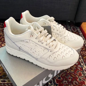 Valentine’s sneaker stl 40 - Säljer dessa super söta och bekväma ASICS sneakers från deras Valentines Day 2019 släpp. Dom är helt nya och kommer med kartongen. Nypris 1100 men säljs för 400 eller bud. Om dom ska postas tillkommer frakt på 95kr 💞