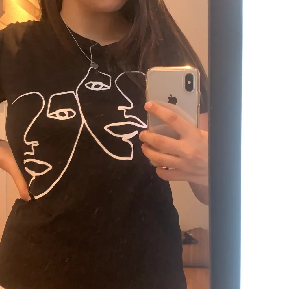 T-shirt med coolt tryck från MQ. Köpt september 2018 och välanvänd men i bra skick. Passar både S och M. Köparen står för frakt. . T-shirts.