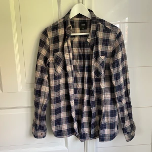 Rutig snygg skjorta i bra skick! - Storlek M + kontakta för flera frågor :)