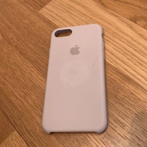 Skal till iPhone 6/7/8 - Från Apple. Beige silikon. Varsamt använt men har märke efter popsocket (bild 2). Köparen betalar frakt.