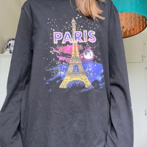Paris långärmad tröja  - En fin långärmad tröja med trycket av Eiffeltornet på, samt med texten Paris framför💕 Från & otherstories. Pris 120kr + frakt😊