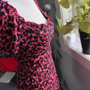  - Supersnygg klänning som tyvärr är för liten för mig :( Använd 1 gång förra sommaren.