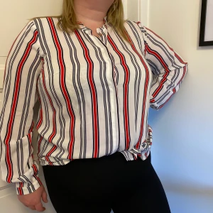 Holly & White blus  - Stilig blus från Holly & White med lodräta ränder. Knappt använd. Frakten ingår i priset. 