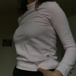 Pastellrosa turtleneck/polo-tröja - En suupeeerfin turtleneck i en rosa pastellfärg (syns inte så bra på bilderna, kan skicka fler vid intresse) från cheap monday, som knappt är använd! 