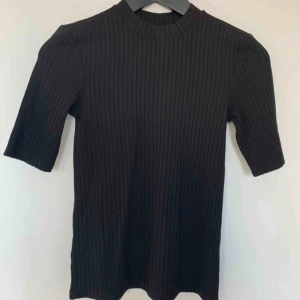  - Helt ny svart, ribbad t-shirt från & Other Stories! Med andra ord aldrig använd. Storleken funkar även till mig som är strl XS! Frakt tillkommer 🌼