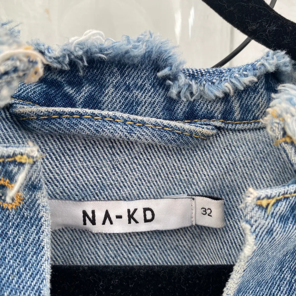 Superfin oversized croppad jeansjacka ifrån NA-KD⭐️ använd fåtal gånger då det inte är min stil 💕💙⭐️. Jackor.