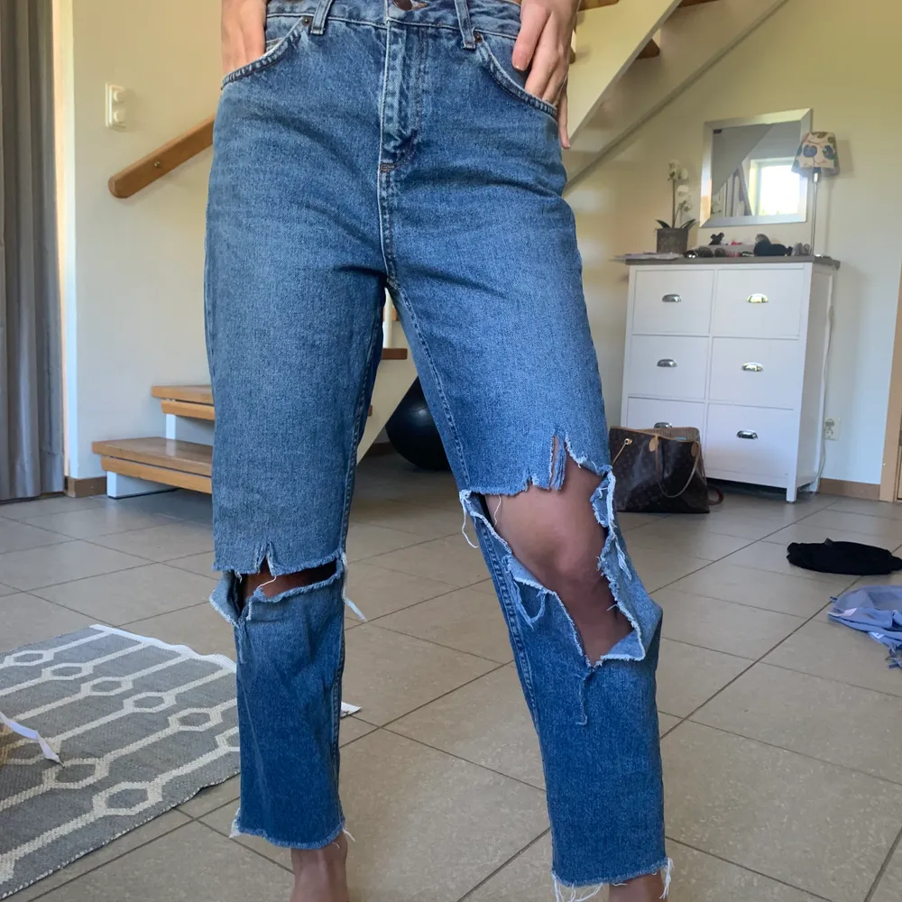Slitna mom-jeans från JBG. De är den perfekta oversized-modellen och har coola slitningar. Storlek 34 och sitter därmed löst. . Jeans & Byxor.