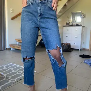Slitna mom-jeans från JBG. De är den perfekta oversized-modellen och har coola slitningar. Storlek 34 och sitter därmed löst. 