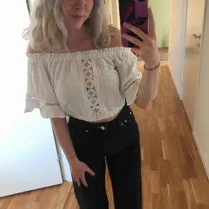 Offshoulder blus i storlek 38 men sitter som en 36 eller 34. Köpt på H&M och är använd fåtal gånger, i väldigt bra skick. Otroligt fin sommarblus💗☀️