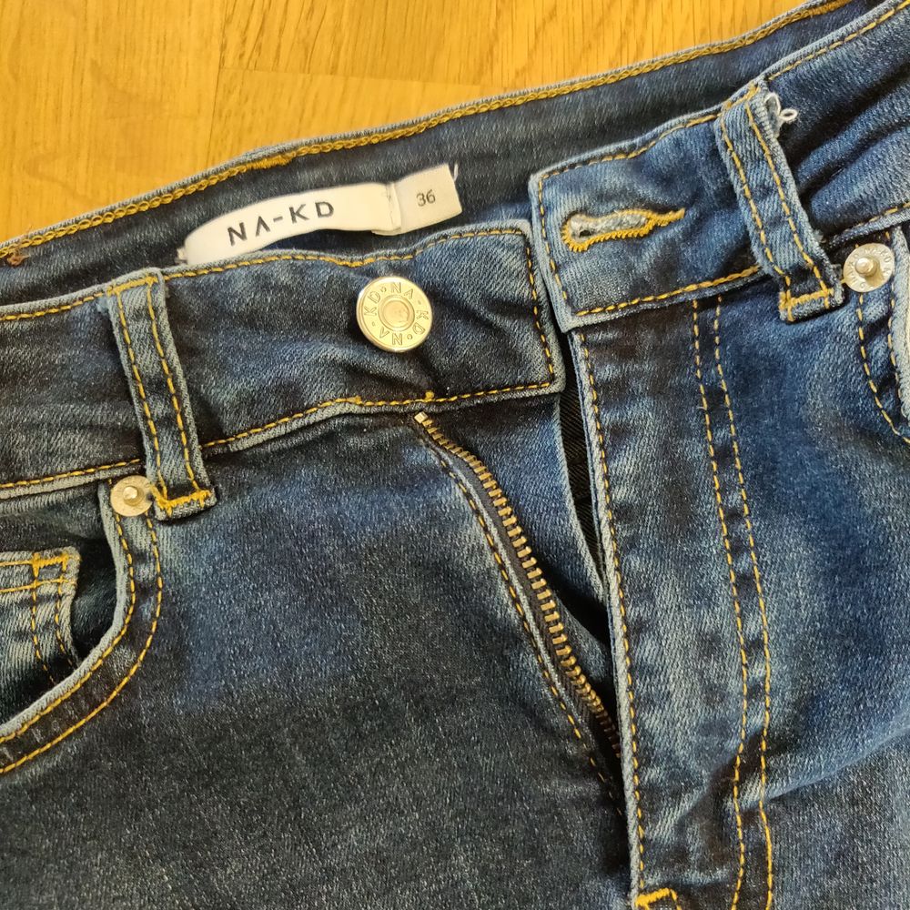 Mörkblåa jeans från na-kd, väldigt bra skick, storlek 36, 200kr+frakt. Jeans & Byxor.