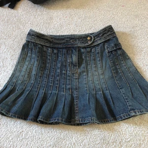 Jeanskjol  - En liten jeans kjol storlek xs. Jag är 171 cm och den är för kort för mig eftersom jag har långa ben så om du funderar på denna funkar den bättre om du är kortare än mig! 