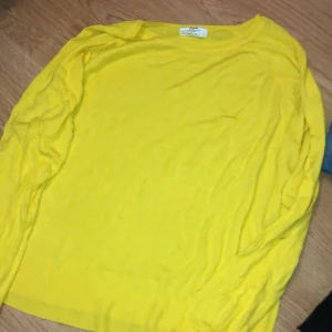 Gul tröja från Zara - Gul tröja från Zara. Bra skick! Storlek L men jag använder i vanliga fall S, köpt större för lite oversize.