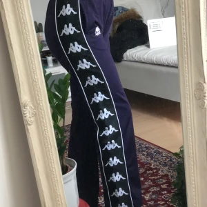 Kappa Byxa Lila - Säljer mina gamla bebisar pga inte min stil längre! Använda sparsamt och är i skick 7/10. Ordpris: 750kr Superbekväma och sitter bra, jag är S-M. Pris kan diskuteras för snabb affär! 🍒🍒 Möts upp i sthlm :)