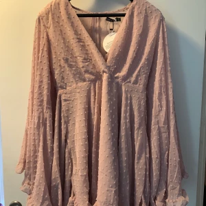  Boohoo Chiffon klänning, strl:44 - Köpte denna klänning till studenten men den passade inte,  och har endast provat den en gång. Inköpspris: 270kr. Ganska liten i storleken.