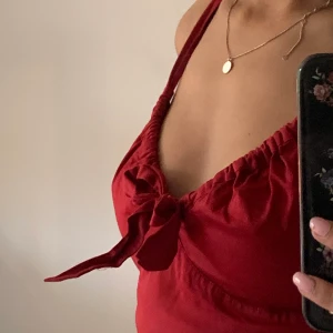 Röd fin klänning  - Fin sommarklänning i storlek 36. Använd en gång. 