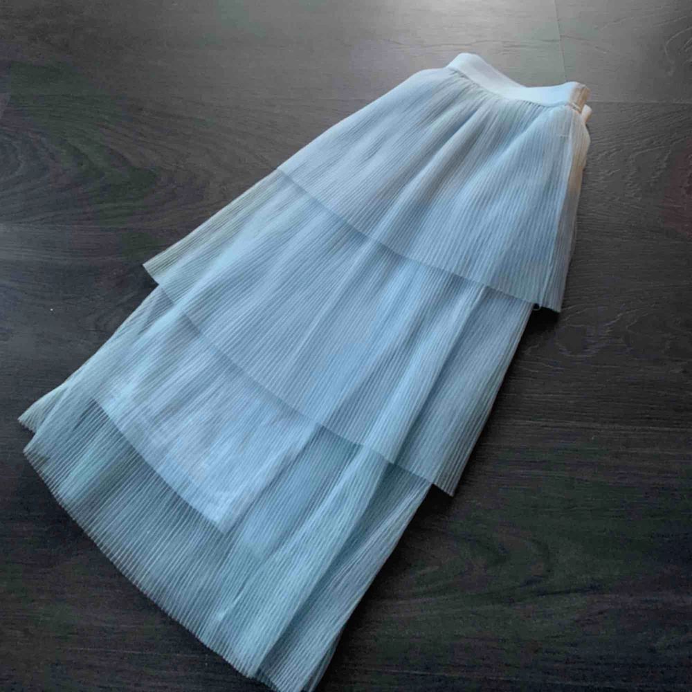 Blå trendig kjol storlek S, superfin nu till sommaren och superskön att ha på sig. Köparen står för frakt. Kjolar.