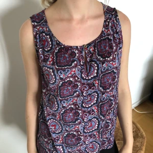 Mönstrad topp - Mönstrad topp från Holy and whyte, Lindex. Mycket fint skick. Kan hämtas i Malmö, är lite osäker på exakt fraktkostnad. 