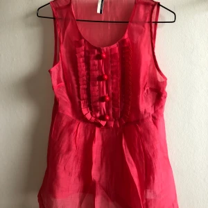 Rosa topp - Rosa topp med dragkedja i sidan. Den har gått upp lite vid sidan och är lagad. Kan skicka närmare bilder vid intresse. Kan hämtas i Malmö, är lite osäker på exakt fraktkostnad.