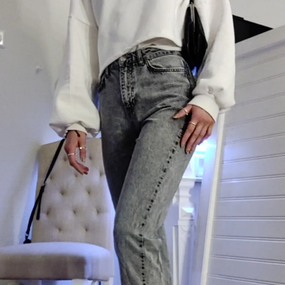 Gråa jeans letar nytt hem att trivas i. Dessa är ifrån Gina-trico i Strl 36🔥⚡.                (Jag är 175cm) 🙌🤩. Jeans & Byxor.