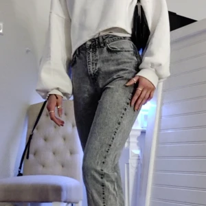 Mom jeans Gina-trico gråa i strl S - Gråa jeans letar nytt hem att trivas i. Dessa är ifrån Gina-trico i Strl 36🔥⚡.                (Jag är 175cm) 🙌🤩