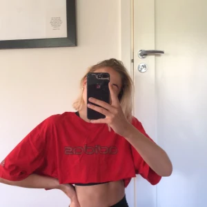 Vintage croppad adidas tröja  - Så cool vintage adidas tröja ❤️ frakt på 56 kronor tillkommer! 