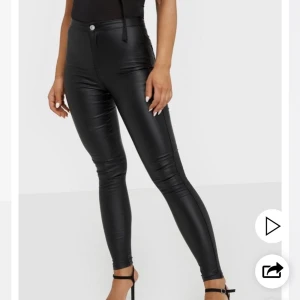 Högmidjade byxor från Nelly storlek 34 - Highwasted coated skinny jeans.                       Supersnygga och bekväma byxor från Nelly, storlek 34. Använda max tre gånger, säljes pga att jag aldrig använder de. Köpta för 299kr, säljer för 150kr💕