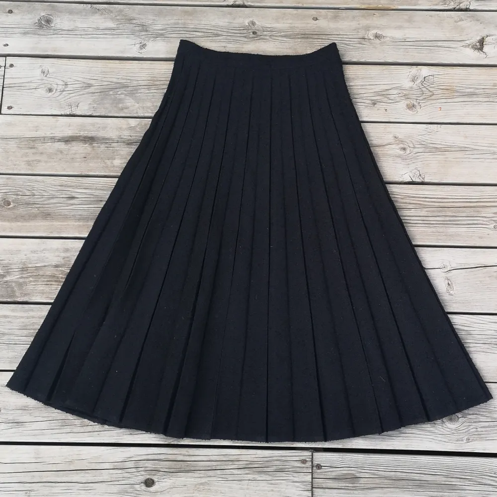 Vintage plisserad kjol i stl 36, midjan mäter cirka 67 cm och längden cirka 73-74 cm. Står inget material men är lite 