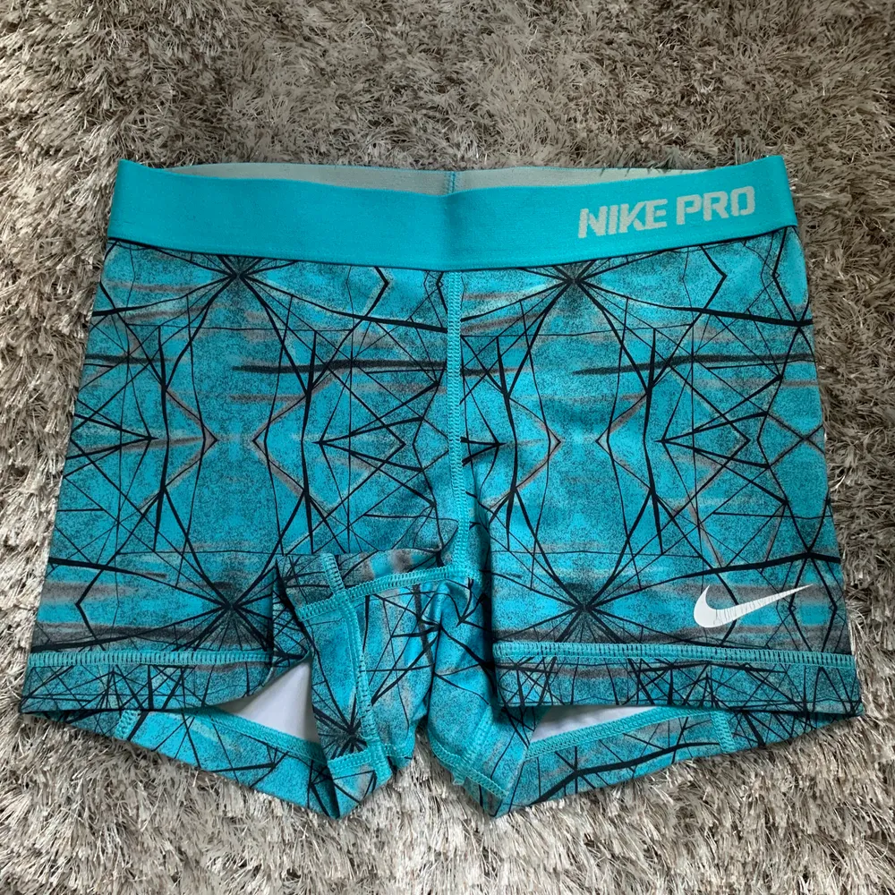 Mönstrade Nike PRO shorts, bra skick. Frakt tillkommer. Shorts.