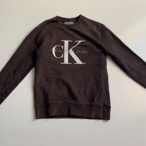 En CK tröja  - En helt ny CK tröja som är oanvänd💕Den passar både tjejer och killar. 60kr pluss inkommer frakt
