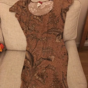 Kenzo Jungle - Kort tajt Kenzo Jungle klänning i bra skick. 80- eller 90-tal kanske? Bomull och lite spandex.  Frakt tillkommer. 