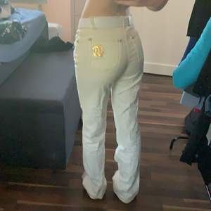 Snygga vita midrise jeans. Använt fåtal gånger men är i fint skick. Storlek är oklart men passar på mig bra som har 34