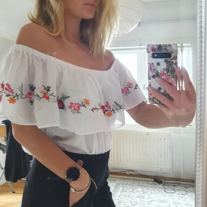Söt offshoulder topp från Lindex - Så fin offshoulder- blus från Lindex. Broderade blommor. Vita tyget är tunnt och fint! Detta är strl L men jag har använt toppen instoppad så hade sagt att det är en one-size på denna blus! 
