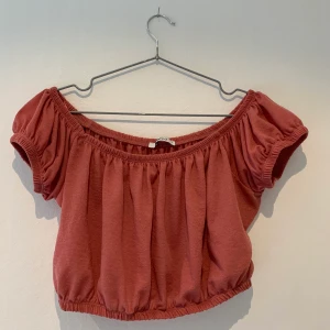 Offshouldertopp - Supersöt offshouldertopp från Gina, knappt använd. Köpare står för frakt 🌸💓