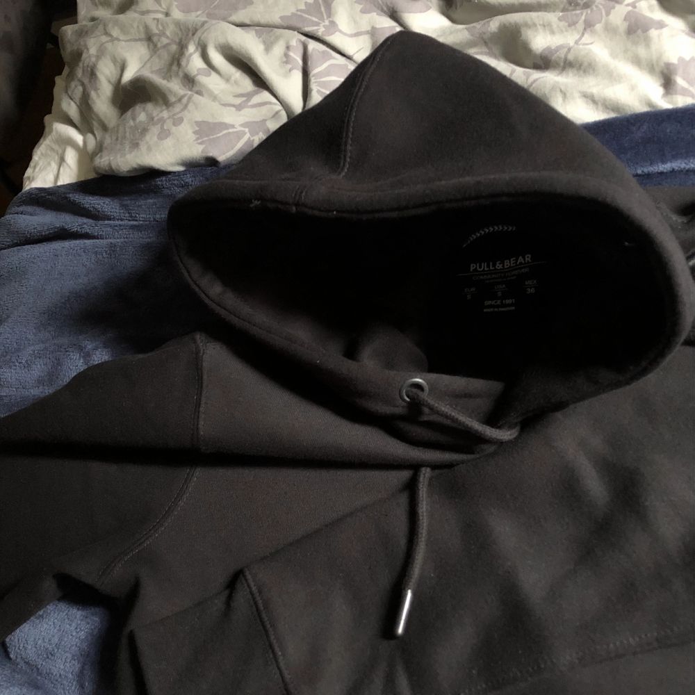 Helt ny svart hoodie från pull and bear. Drog av prislappen lite för tidigt innan jag märke att den var för stor så därför den säljs. . Huvtröjor & Träningströjor.