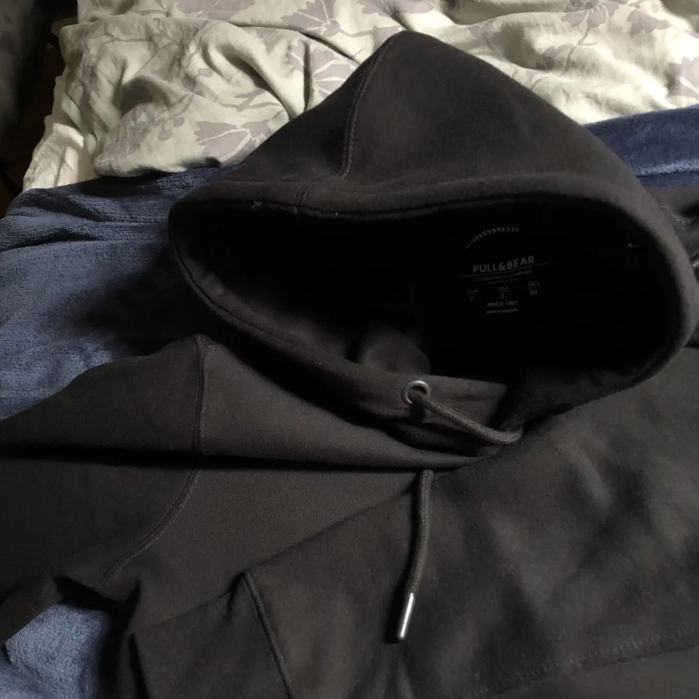 Helt ny svart hoodie från pull and bear. Drog av prislappen lite för tidigt innan jag märke att den var för stor så därför den säljs. . Hoodies.