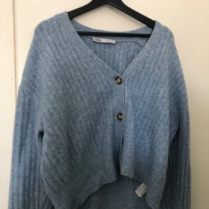 Babyblå Kofta från Zara  - En Kashmir (?) ljusblå kofta från Zara som man både kan ha öppen eller knäppt. Väldigt bra skick! Frakt tillkommer!