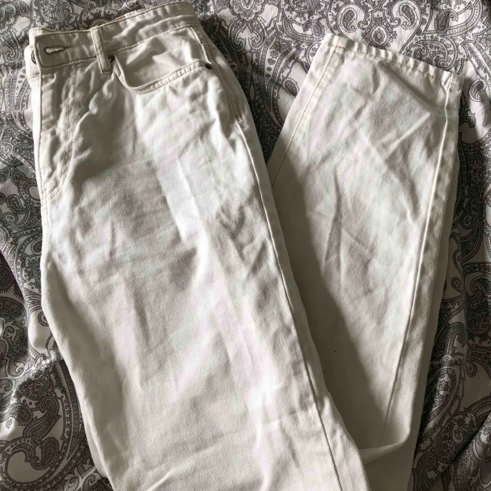 Säljer dessa super snygga mom jeans från Gina Tricot som jag köpte av en annan användare här på Plick men de passade tyvärr inte mig. Dom är i princip oanvända och de är inga fläckar på dom. Är storlek 38 men passar även 36. Ordinarie pris är 500kr. Jeans & Byxor.