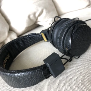 HEADPHONES URBANEARSxH&M  - URBANEARSxH&M headphones köpta i Rom, Italien. Sparsamt använda men lite skavda på ena sidan, se bild. #headphones 