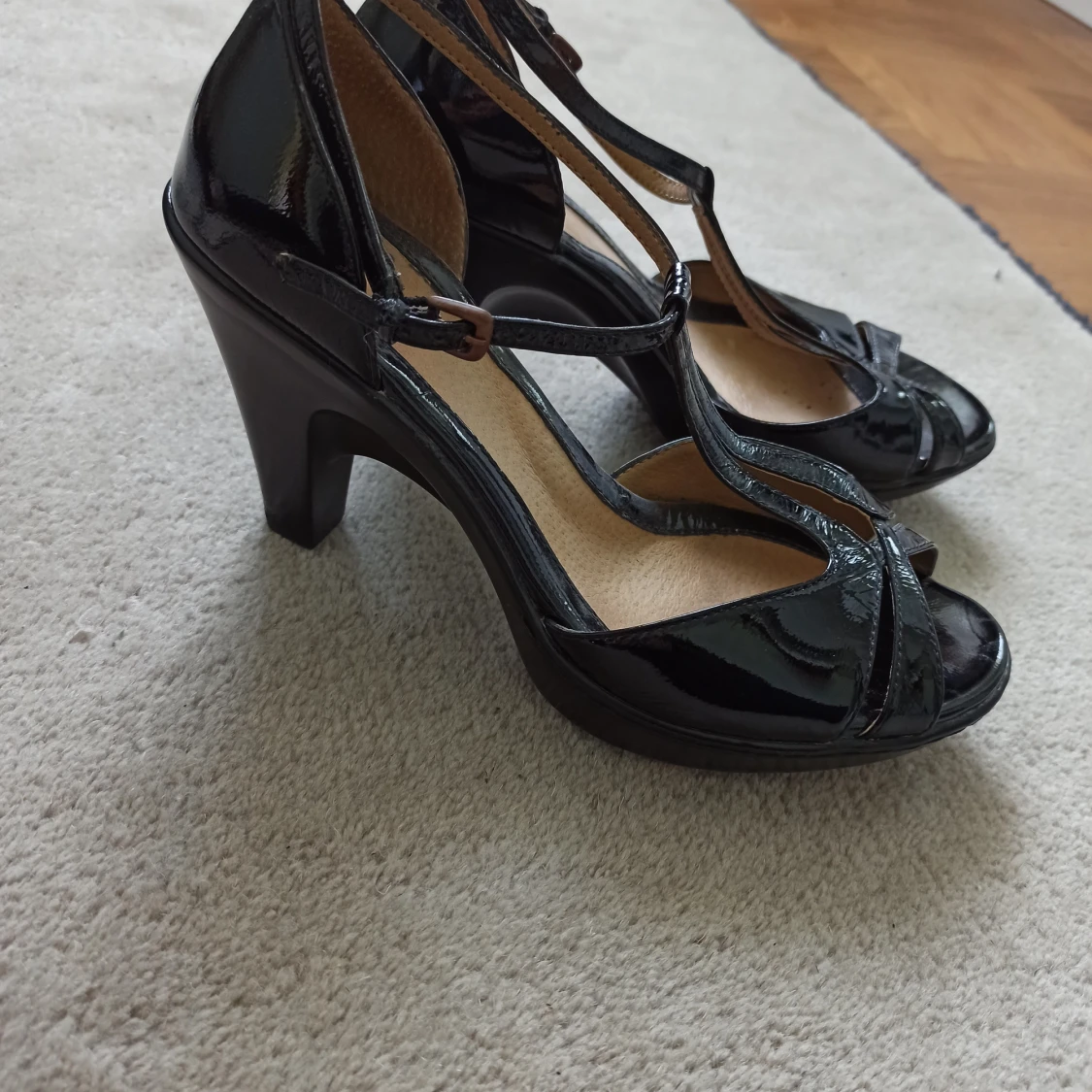 Oanvända klackskor strl 39 - 90