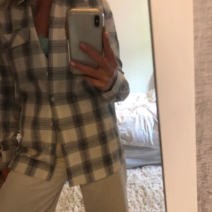 Nakd skjorta -  Cool oversized skjorta från Nakd i nyskick. Storlek:32😊  Eftersom den är oversized är den som strl 36. Köparen står för frakt