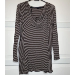 Tunn långärmad tröja - En tunn långärmad tröja! superbekväm att ha på sig och passar perfekt till sommarkvällar! Kragen har överflödigt tyg och lägger sig i en snygg urringning😍 {Köpare står för frakt eller hämtar i Upplands Väsby!}