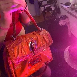 𝔾𝕦𝕖𝕤𝕤 𝕍𝕒̈𝕤𝕜𝕒 90s - Oandvänd Guess väska , glansig och bra pigmenterad färg inför sommarn! ( äkta ) och mycket förvaring i den. Orginalpriser ligger runt 1.5