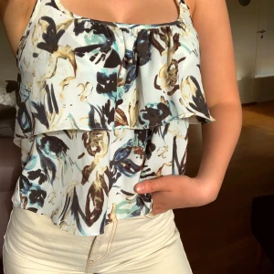 Sommartopp - Säljer detta supergulliga sommarlinne! Aldrig använt, i nyskick. Köpt på BikBok :) möts upp i Sthlm eller så står köparen för frakt