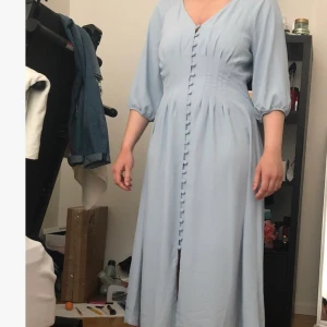 STOCLH LM MQ DRESS STL M - Säljer den här klänningen stl 38. Då den är helt oanvänd, prislappen finns fortfarande. Köptes för en månad sedan.  