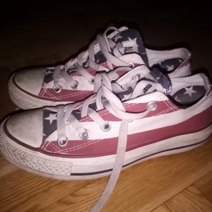 Converse skor  - Converse med USA flagga, bra skick inte alls nötta! Stl 36💞 frakt kan nog lösas annars finns de i Umeå 😇