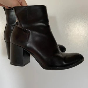 Stövletter - Snygga stövletter från h&m strl 36. Små slitningar på vänster sko