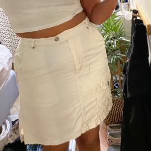 Vit kjol - As snygg kjol från humana som är för liten😭😭 köptes för 200+ men är aldrig använd av mig. Passar S&M typ