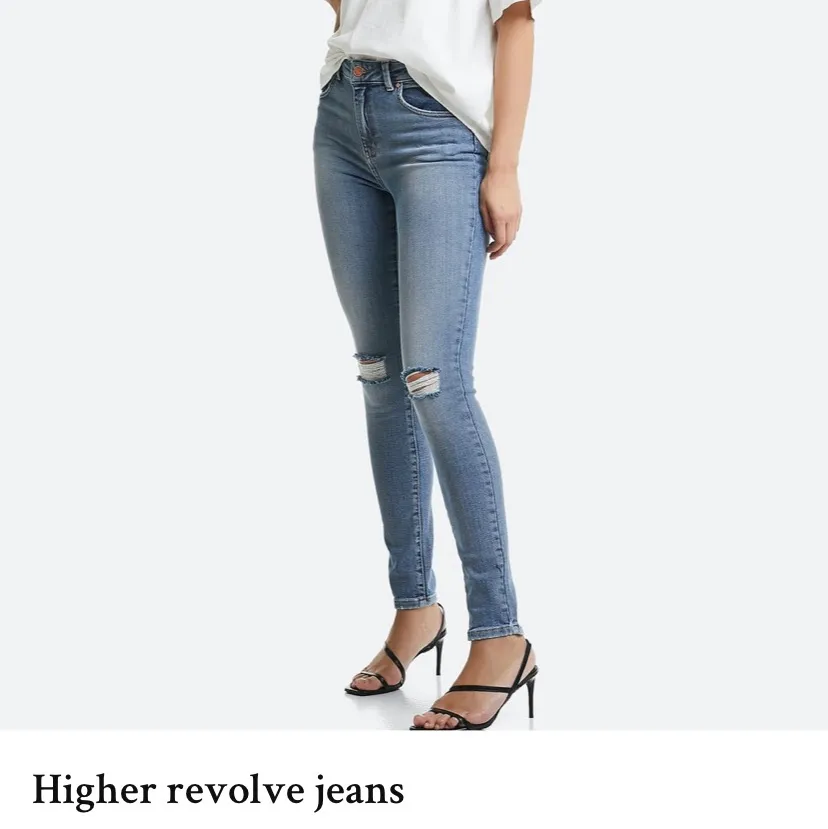 Väldigt bekväma jeans från bikbok. Använda 1 gång.  Nypris 599kr. Frakt tillkommer.  Jag har storlek xs/s och de passar bra. De är ganska långa i benen, jag är 162 cm och behöver vika upp dom.. Jeans & Byxor.